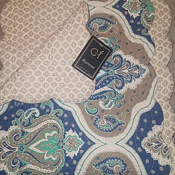Quilted Runner Scalloped - NEW - Picture 1 of 4